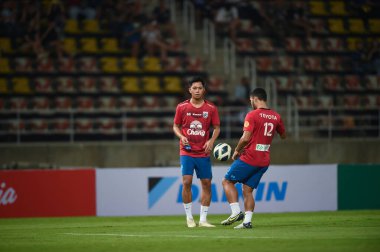 PATUMTHANI, THAILAND -11 ARALIK 2022: 4 numaralı Pansa Hemviboon Tayland Milli Futbol Takımı ile Tayland 'ın Tayland Stadyumu' nda oynanan dostluk maçı sırasında