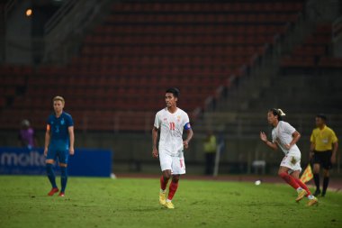THUMTHANI, THAILAND -11 Aralık 2022: Mg Mg Lwin # 11 Myanmar oyuncusu Tayland ile Tayland 'daki Tayland Stadyumu' nda Myanmar arasında oynanan dostluk maçı sırasında