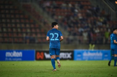 PATUMTHANI, THAILAND -11 ARALIK 2022 Channarong Promsrikaew # 22 Tayland ile Myanmar arasındaki dostluk maçı sırasında Tayland, Tayland 'da