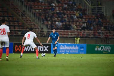 Pathumthani, Tayland: 11 Aralık 2022: Tayland 'daki Thammasart Stadyumu' nda Tayland ile Myanmar arasında oynanan dostluk maçı sırasında 17 numaralı Ekanit Panya oyuncusu 