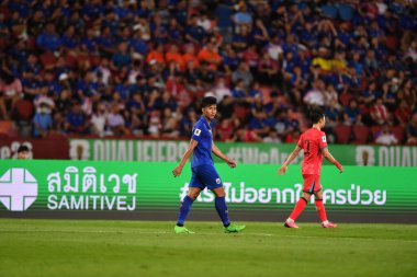 Bangkok, Tayland - 26 Mart 2024: Dünya Kupası sırasında Suphanut Meuanta # 10 Tayland Kupası 'nda Güney Kore ile Tayland' daki Rajamangkala Stadyumu 'nda karşılaştı..