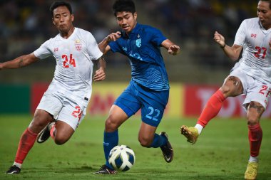 PATUMTHANI, THAILAND -11 ARALIK 2022 Channarong Promsrikaew # 22 Tayland ile Myanmar arasındaki dostluk maçı sırasında Tayland, Tayland 'da