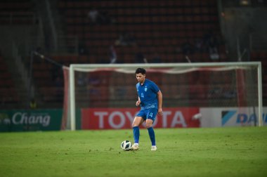 PATUMTHANI, THAILAND -11 ARALIK 2022: 4 numaralı Pansa Hemviboon Tayland Milli Futbol Takımı ile Tayland 'ın Tayland Stadyumu' nda oynanan dostluk maçı sırasında