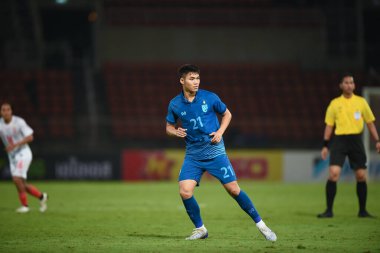 PATHUMTHANI, THAILAND -11 Aralık 2022: Poramet Arjvilai # 21 Tayland ile Tayland arasındaki dostluk maçı sırasında Tayland 'daki Tayland Stadyumu' nda Myanmar 'a karşı