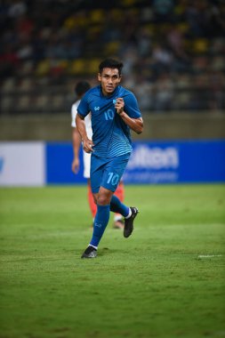 Pathumthani, Tayland - 11 Aralık 2022: Tayland 'daki Thammasat Stadyumu' nda Tayland ile Myanmar arasında oynanan dostluk maçı sırasında Teerasil Dangda # 10 Tayland oyuncusu.