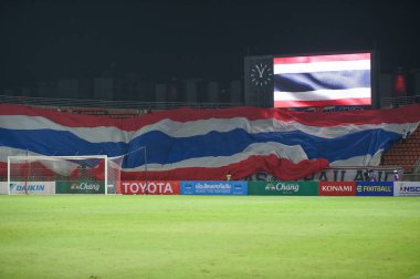 PATHUMTHANI, THAILAND -11 ARALIK, 2022: Büyük Bayrak Tayland ile Tayland 'daki Tayland Stadyumu' nda Myanmar arasında oynanan dostluk maçı sırasında beklemede.
