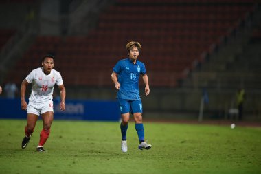 PATHUMTHANI, THAILAND -11 Aralık 2022: Chatmongkol Rueangthanarot # 19 Tayland ile Myanmar arasındaki dostluk maçı sırasında thammasart Stadyumu, Tayland