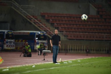 PATUMTHANI, THAILAND -11 Aralık 2022: Tayland 'da Tayland ile Tayland Stadyumu' nda Myanmar arasında oynanan dostluk maçı sırasında Mano Poking HeadCoach of thailand
