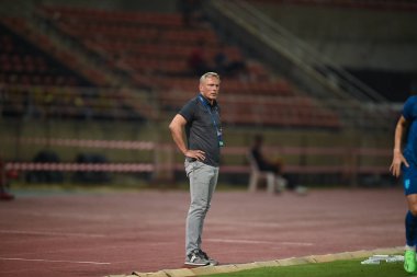 THUMTHANI, THAILAND -11 Aralık 2022: Antoine John Paul Hey Tayland ile Tayland 'daki Tayland Stadyumu' nda Myanmar 'a karşı oynanan dostluk maçı sırasında Myanmar' ın baş antrenörü