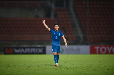 PATUMTHANI, THAILAND -11 Aralık 2022: Sarach Yooyen # 6 Tayland dostluk maçı sırasında thammasart Stadyumu, Tayland 'da Myanmar' a karşı