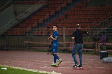 THUMTHANI, THAILAND -11 ARALIK, 2022: 5 numaralı Chalermsak Aukkee # Tayland ile Tayland arasındaki dostluk maçı sırasında Tayland 'daki Tayland Stadyumu' nda Myanmar 'a karşı