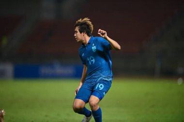 PATHUMTHANI, THAILAND -11 Aralık 2022: Chatmongkol Rueangthanarot # 19 Tayland ile Myanmar arasındaki dostluk maçı sırasında thammasart Stadyumu, Tayland