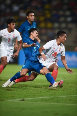 THUMTHANI, THAILAND -11 ARALIK 2022 Adisak Kraisorn # 9 Tayland ile Tayland arasındaki dostluk maçı sırasında Tayland 'daki Tayland Stadyumu' nda Myanmar 'a karşı