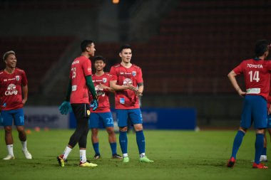 THUMTHANI, THAILAND -11 ARALIK, 2022: 5 numaralı Chalermsak Aukkee # Tayland ile Tayland arasındaki dostluk maçı sırasında Tayland 'daki Tayland Stadyumu' nda Myanmar 'a karşı