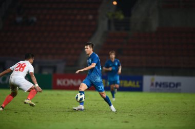PATHUMTHANI, THAILAND -11 Aralık 2022: Poramet Arjvilai # 21 Tayland ile Tayland arasındaki dostluk maçı sırasında Tayland 'daki Tayland Stadyumu' nda Myanmar 'a karşı