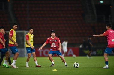 Pathumthani, Tayland: 11 Aralık 2022: Tayland 'daki Thammasart Stadyumu' nda Tayland ile Myanmar arasında oynanan dostluk maçı sırasında 17 numaralı Ekanit Panya oyuncusu 