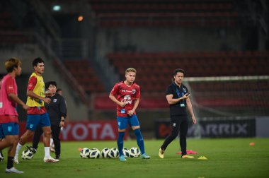 THUMTHANI, THAILAND -11 Aralık 2022: Tayland 'daki Tayland Stadyumu' nda Myanmar 'a karşı oynanan dostluk maçı sırasında Tayland' ın 3 numaralı Bunmathan Tiyatrosu