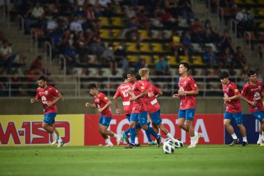 PATHUMTHANI, THAILAND -11 ARALIK, 2022: Sasalak Haiprakhon # 2 Tayland ile Tayland arasındaki dostluk maçı sırasında thammasart Stadyumu, Tayland 'da Myanmar' a karşı