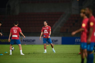 THUMTHANI, THAILAND -11 ARALIK 2022 Sümanya Purisai # 7 Tayland ile Tayland arasındaki dostluk maçı sırasında thammasart Stadyumu 'nda Myanmar' a karşı