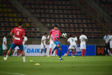 PATHUMTHANI, THAILAND -11 Aralık 2022: Teerasak Phoeiphimai # 24 Tayland ile Tayland arasındaki dostluk maçı sırasında Tayland, Tayland 'da Myanmar' a karşı