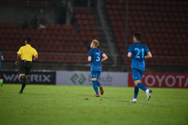 Pathumthani Tayland: 11 ARALIK 2022: Tayland 'da Tayland ile Tayland Stadyumu' nda Myanmar arasında oynanan dostluk maçı sırasında # 3 numaralı Tayland Oyuncusu Theerathon Bunmathan