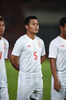THUMTHANI, THAILAND -11 Aralık 2022: You Min Thu # 5 Myanmar oyuncusu Tayland ile Tayland 'daki Tayland Stadyumu' nda Myanmar arasında oynanan dostluk maçı sırasında