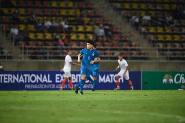 PATHUMTHANI, THAILAND -11 Aralık 2022: Tayland 'daki Tayland Stadyumu' nda Myanmar 'a karşı oynanan dostluk maçı sırasında # 8 Tayland' lı Peeradol Chamrasamee