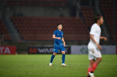 PATUMTHANI, THAILAND -11 Aralık 2022: Sarach Yooyen # 6 Tayland dostluk maçı sırasında thammasart Stadyumu, Tayland 'da Myanmar' a karşı