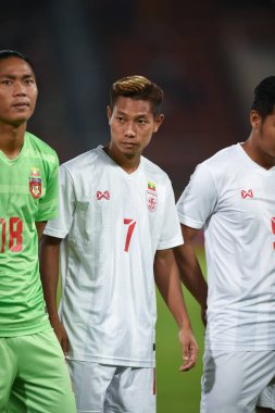PATUMTHANI, THAILAND -11 ARALIK 2022 Aung Naing Win # 7 Myanmar oyuncusu Tayland ile Tayland 'daki Tayland Stadyumu' nda Myanmar maçında