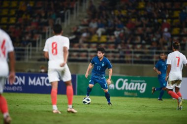 Pathumthani, Tayland: 11 Aralık 2022: Tayland 'daki Thammasart Stadyumu' nda Tayland ile Myanmar arasında oynanan dostluk maçı sırasında 17 numaralı Ekanit Panya oyuncusu 