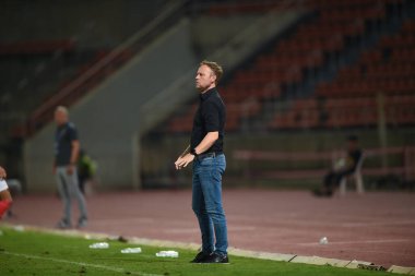 PATUMTHANI, THAILAND -11 Aralık 2022: Tayland 'da Tayland ile Tayland Stadyumu' nda Myanmar arasında oynanan dostluk maçı sırasında Mano Poking HeadCoach of thailand