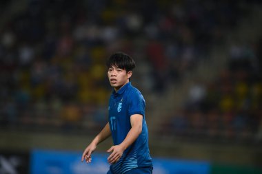 Pathumthani, Tayland: 11 Aralık 2022: Tayland 'daki Thammasart Stadyumu' nda Tayland ile Myanmar arasında oynanan dostluk maçı sırasında 17 numaralı Ekanit Panya oyuncusu 