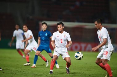 THUMTHANI, THAILAND -11 Aralık 2022: You Min Thu # 5 Myanmar oyuncusu Tayland ile Tayland 'daki Tayland Stadyumu' nda Myanmar arasında oynanan dostluk maçı sırasında
