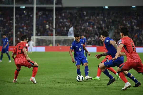 BANGKOK, THAILAND-26 MARCH, 2024: Chanathip Songkrasin # 18 Tayland Dünya Kupası sırasında Tayland ile Güney Kore arasındaki rajamangkala stadyumu, Tayland