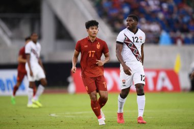 Chiangmai, Tayland - 25 Eylül 2022: Suphanat Mueanta # 17 Tayland Oyuncusu Tayland Krallar Kupası sırasında 700 yıllık stadyumda Malezya 'ya karşı savaşıyor  