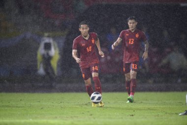 Chiangmai, Tayland - 25 Eylül 2022: Patompon Charoenrattanapirom # 14 Tayland Kupası 'nda Tayland ile Malezya arasında 700 yıllık stadyumda oynanan karşılaşma sırasında 