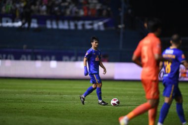 THANABURI, PATHUMTHANI, THAILAND - 6 Kasım 2023: Chatmongkol thongkiri # 24 bg pathum oyuncusu bgpu ile Tayland 'daki Leo Stadyumu' nda defnedilme maçı sırasında bgpu arasında eylem halinde.