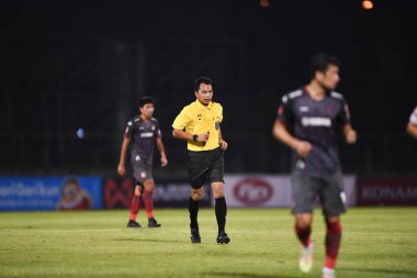 BANGPLEE, SAMUTPRAKAN, THAILAND-10 NOVEMBER 2021: Kodchapoom meesridecha hakemi Samutprakan şehri ile Tayland samutprakan Stadyumu 'nda birleşmiş Muangthakan şehri arasında 2021 yılındaki maçta