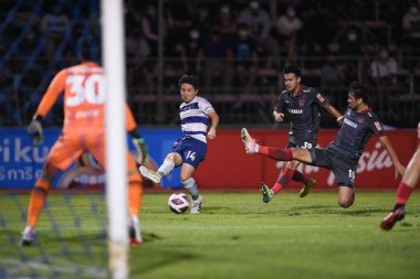 BANGPLEE, SAMUTPRAKAN, THAILAND-10 NOVEMBER 2021: Samutprakan şehri ile Tayland 'daki samutprakan Stadyumu' nda birleşen Muangthong arasında Samutprakan şehrinin 2021 sayılı samutprakan şehrinin 14 numaralı oyuncusu