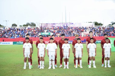 Chiangmai, Tayland - 25 Eylül 2022: Tayland Krallar Kupası sırasında 700 yıllık stadyumda Malezya 'ya karşı oynayanlar