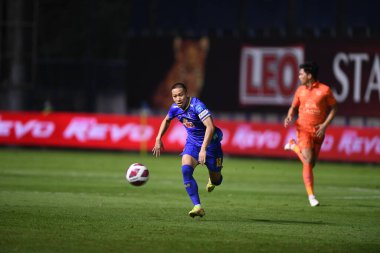 THanyaburi, PATHUMTHANI, THAILAND - 6 Kasım 2021: Patompol charoenrattanapirom # 18 bg pathum oyuncusu BGPu ile Tayland 'daki Leo Stadyumu' nda defnedilme maçı sırasında