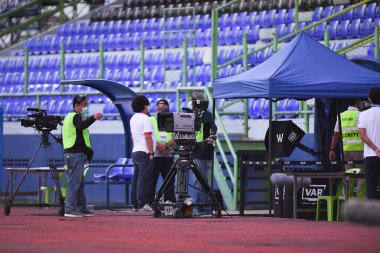 BANGPLEE, SAMUTPRAKAN, THAILAND-10 Kasım 2021: Samutprakan şehri ile Tayland 'daki samutprakan Stadyumu' nda birleşmiş Muangthong maçı sırasında takım yayını