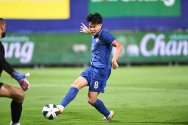 Pathumthani - Tayland-31 Mayıs 2022: Tayland ile Tayland arasındaki dostluk maçı sırasında Tayland 'ın Tayland' daki Bg Stadyumu 'nda oynanan maçta Thitiphan Puangjan # 8 Tayland