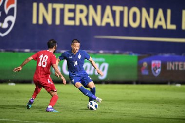 Pathumthani - Tayland - 31 Mayıs 2022: Tayland ile Tayland arasındaki dostluk maçı sırasında Tayland 'ın Bg Stadyumu' nda Bahreyn 'e karşı Patompon Charoenrattanapirom # 14 Tayland Oyuncusu