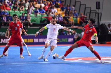 Bangkok, Tayland - 28 Nisan 2024: Ali Asghar Navlighe # 7 İran futbolcusu 2024 'te Tayland' ın Bangkok Arena kentinde İran ile karşı karşıya geldi.
