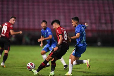 Nonthaburi-thailand-12SEP2021-KORAWICH TASA # 8 Muangthong Oyuncusu 2021 yılındaki muangthong maçında Thunderdome Stadyumu, Tayland 'daki Chonburi Fc' e karşı birleşmişti.