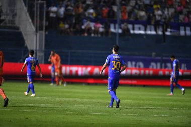 THANABURI, PATHUMTHANI, THAILAND - 6 Kasım 2021: Andres tunez # 30 bg pathum oyuncusu BGPu 'nun Leo Stadyumu, Tayland' da defnedilmesine karşı yaptığı maçta