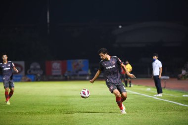 BANGPLEE, SAMUTPRAKAN, THAILAND-10 NOVEMBER 2021: Mirzaev Sardor # 10 Muangthong oyuncusu Samutprakan şehri ile Tayland 'daki samutprakan Stadyumu' nda birleşmiş Muangthakan şehri arasında