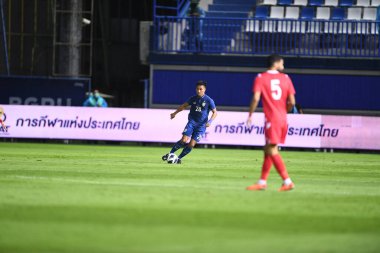 Pathumthani - Tayland, 31 Mayıs 2022: Tayland 'ın Bg Stadyumu' ndaki Bahreyn maçında 28 numaralı Jakkapan Praisuwan Tayland Oyuncusu