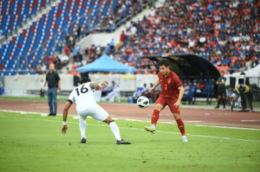 Chiangmai, Tayland - 25 Eylül 2022: Tayland Krallar Kupası sırasında 700 yıllık stadyumda Malezya 'ya karşı oynayanlar